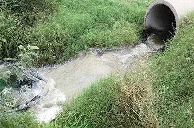 污到下面流污水的文章近日某地因暴雨导致污水管道溢出造成严重污染